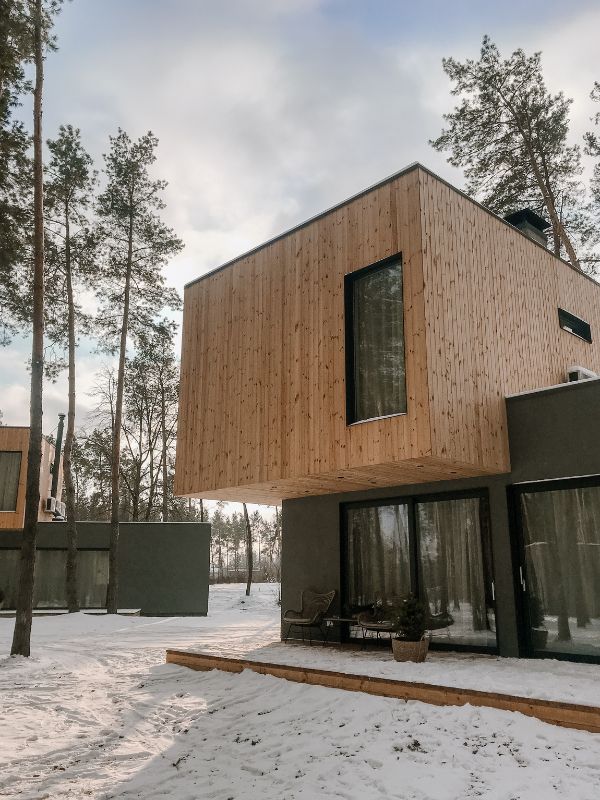 Returgelender trapp med innfrest glassrekkverk. Håndløpere og stolpe i furu