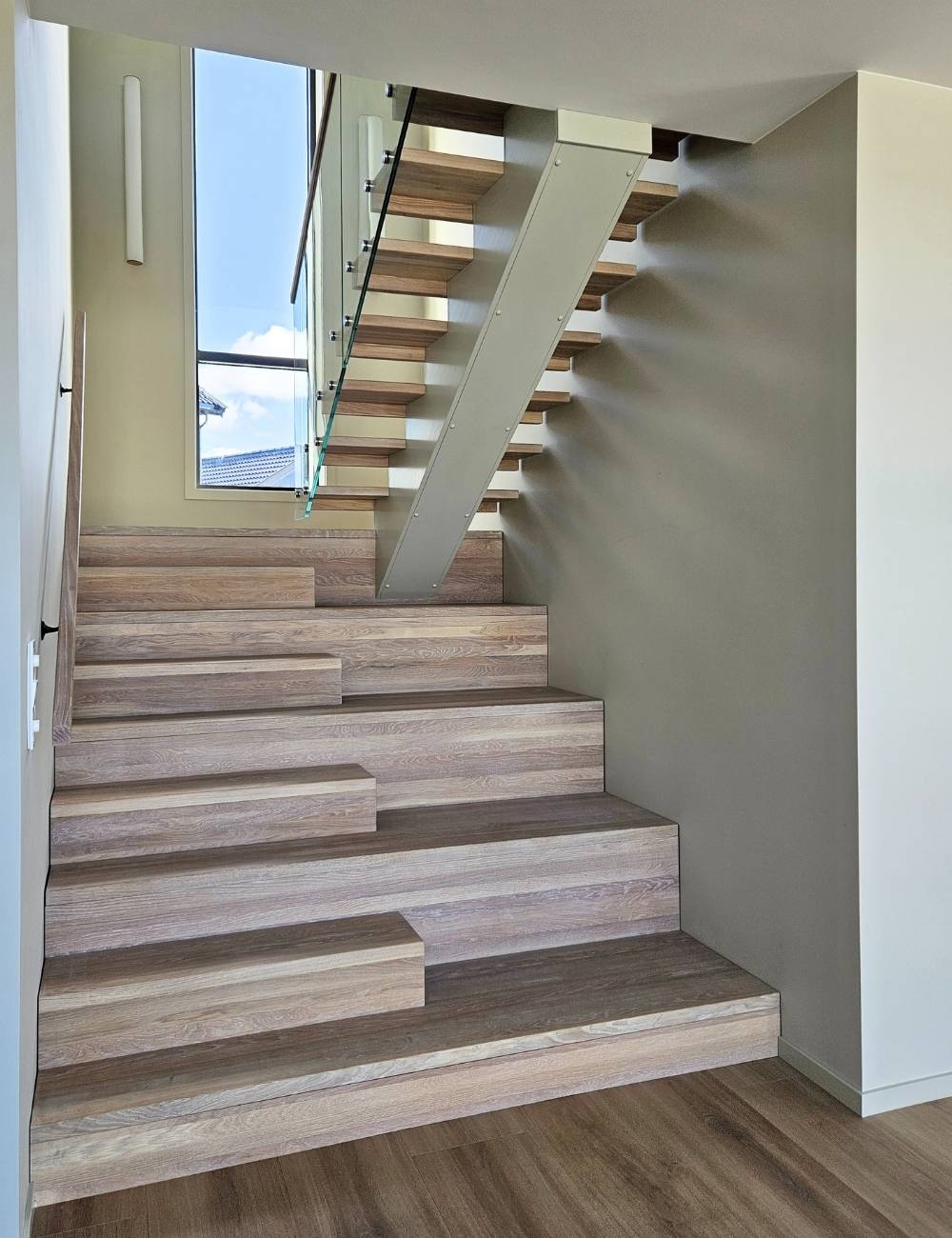 Designtrapp - Tribunetrapp med sentervange med boltet glass øvre løp