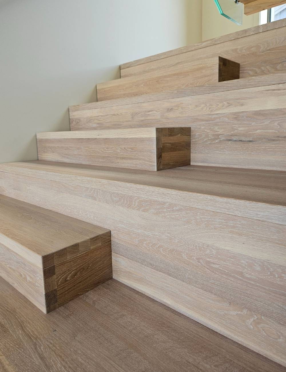 Designtrapp - Tribunetrapp med sentervange med boltet glass øvre løp