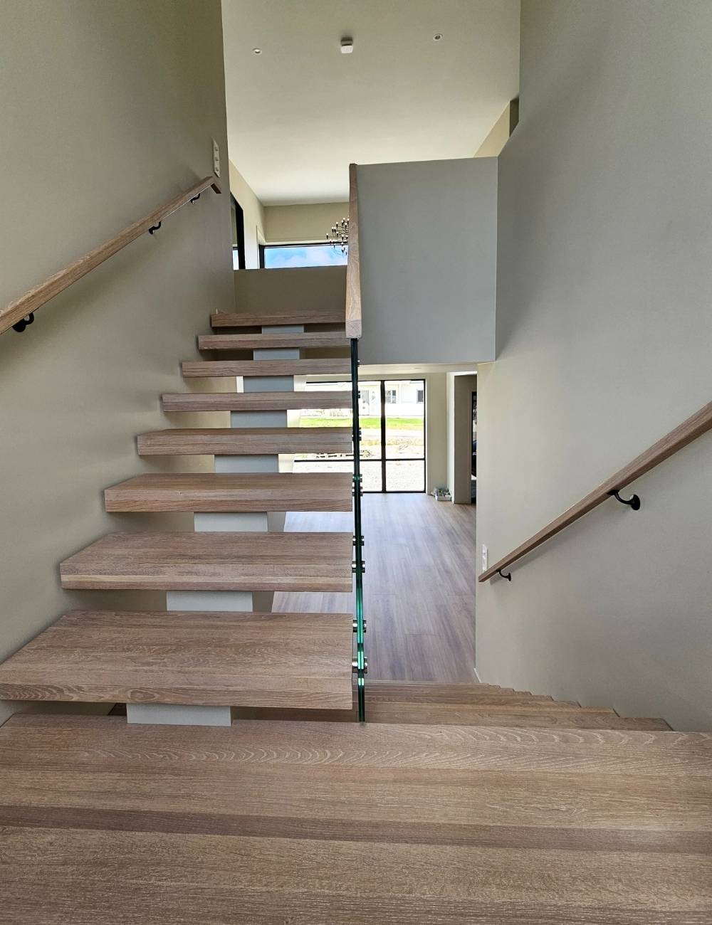 Designtrapp - Tribunetrapp med sentervange med boltet glass øvre løp