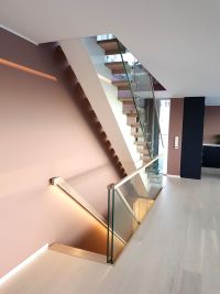 Designtrapp boltet glass med hvit midtvange og glassrekkverk og glass returgelender