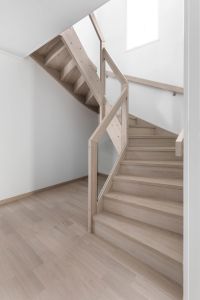 Designtrapp lysbeiset eik med innfrest glass. Glassrekkverk. Tette trinn. Designtrapp lysbeiset eik med innfrest glass. Glassrekkverk. Tette trinn.