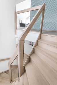 Designtrapp lysbeiset eik med innfrest glass. Glassrekkverk. Tette trinn. Designtrapp lysbeiset eik med innfrest glass. Glassrekkverk. Tette trinn.