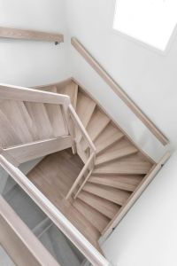 Designtrapp lysbeiset eik med innfrest glass. Glassrekkverk. Tette trinn. Designtrapp lysbeiset eik med innfrest glass. Glassrekkverk. Tette trinn.