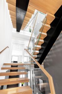 Designtrapp med 180 grader repo og glassrekkverk sidemontert glass boltet i trinn Designtrapp med 180 grader repo og glassrekkverk sidemontert glass boltet i trinn