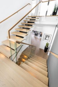 Designtrapp med 180 grader repo og glassrekkverk sidemontert glass boltet i trinn Designtrapp med 180 grader repo og glassrekkverk sidemontert glass boltet i trinn