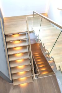 Designtrapp med 180 grader repo og glassrekkverk sidemontert glass boltet i trinn Designtrapp med 180 grader repo og glassrekkverk sidemontert glass boltet i trinn