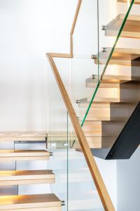 Designtrapp med 180 grader repo og glassrekkverk sidemontert glass boltet i trinn Designtrapp med 180 grader repo og glassrekkverk sidemontert glass boltet i trinn