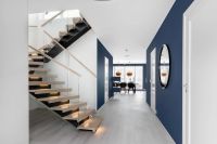 Designtrapp med midtvange og glass boltet i trinn. Eik i trinn. Designtrapp med midtvange og glass boltet i trinn. Eik i trinn.