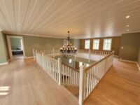 Klassisk trapp med Empire C stolper og spiler, profilert håndløper Klassisk trapp med Empire C stolper og spiler, profilert håndløper