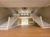 Klassisk trapp med Empire C stolper og spiler, profilert håndløper Klassisk trapp med Empire C stolper og spiler, profilert håndløper