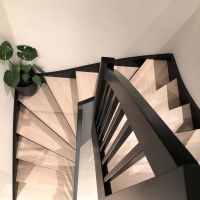 Basistrapp oppgradert med tilvalg valgfri NCS-fargekode på vanger, stusstrinn og gelender (S-9000N, sort), samt helstav eik i trinn. Basistrapp oppgradert med tilvalg