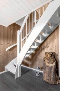 Basistrapp furu hvit i hyttemiljø Basistrapp furu hvit i hyttemiljø