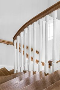 Klassisk trapp med herskapelig preg. Trinn i eik, håndløper og stolpe. Klassisk trapp med herskapelig preg. Trinn i eik, håndløper og stolpe.