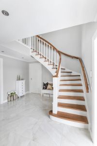 Klassisk trapp med herskapelig preg. Trinn i eik, håndløper og stolpe. Klassisk trapp med herskapelig preg. Trinn i eik, håndløper og stolpe.