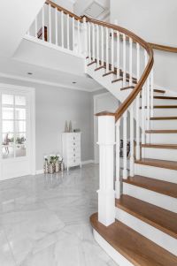 Klassisk trapp med herskapelig preg. Trinn i eik, håndløper og stolpe. Klassisk trapp med herskapelig preg. Trinn i eik, håndløper og stolpe.