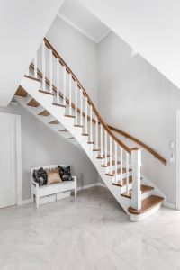 Klassisk trapp med herskapelig preg. Trinn i eik, håndløper og stolpe. Klassisk trapp med herskapelig preg. Trinn i eik, håndløper og stolpe.