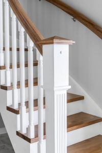 Klassisk trapp med herskapelig preg. Trinn i eik, håndløper og stolpe. Klassisk trapp med herskapelig preg. Trinn i eik, håndløper og stolpe.