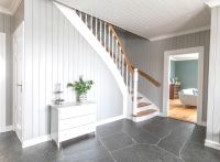 Klassisk trapp med krummet vange og håndløper, sokkel under trinn profilert gelender, eik Klassisk trapp med krummet vange og håndløper, sokkel under trinn profilert gelender, eik