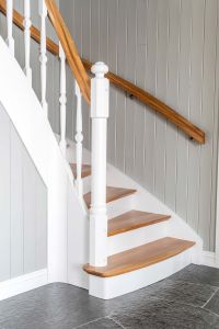 Klassisk trapp med krummet vange og håndløper, sokkel under trinn profilert gelender, eik Klassisk trapp med krummet vange og håndløper, sokkel under trinn profilert gelender, eik