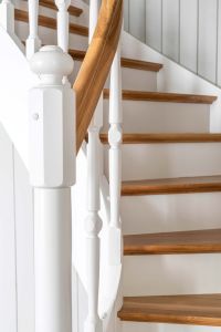 Klassisk trapp med krummet vange og håndløper, sokkel under trinn profilert gelender, eik Klassisk trapp med krummet vange og håndløper, sokkel under trinn profilert gelender, eik