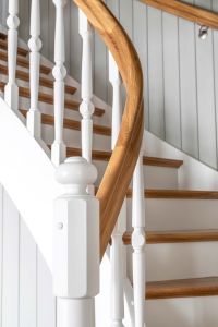 Klassisk trapp med krummet vange og håndløper, sokkel under trinn profilert gelender, eik Klassisk trapp med krummet vange og håndløper, sokkel under trinn profilert gelender, eik