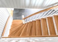 Klassisk trapp med krummet vange og håndløper, sokkel under trinn profilert gelender, eik Klassisk trapp med krummet vange og håndløper, sokkel under trinn profilert gelender, eik