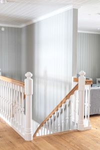 Klassisk trapp med krummet vange og håndløper, sokkel under trinn profilert gelender, eik Klassisk trapp med krummet vange og håndløper, sokkel under trinn profilert gelender, eik