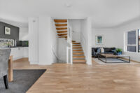 Sara med åpne trinn i parkettmønstret eik og stålspiler Sara