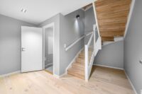 Sara med tette trinn i parkettmønstret eik og stålspiler Sara