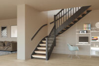 Modell Marte med firkantspiler og sorte detaljer Marte