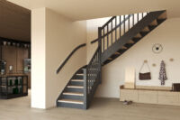 Modell Marte med firkantspiler og sorte detaljer på vanger, rekkverk og stusstrinn Marte