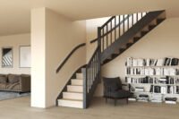 Modell Marte med firkantspiler og sorte detaljer på vanger, rekkverk og helstav eik stusstrinn Marte tette trinn