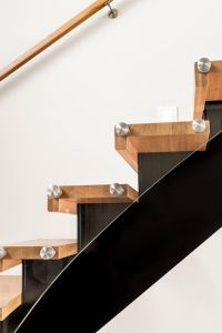 Midtvange designtrapp med glassrekkverk boltet i trinn Midtvange designtrapp med glassrekkverk boltet i trinn