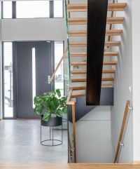 Midtvange designtrapp med glassrekkverk boltet i trinn Midtvange designtrapp med glassrekkverk boltet i trinn