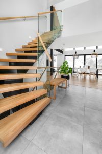 Midtvange designtrapp med glassrekkverk boltet i trinn Midtvange designtrapp med glassrekkverk boltet i trinn