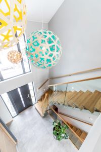 Midtvange designtrapp med glassrekkverk boltet i trinn Midtvange designtrapp med glassrekkverk boltet i trinn