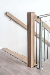 Midtvange eiktrapp med stålspiler og glassrekkverk Midtvange eiktrapp med stålspiler og glassrekkverk