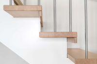 Midtvange eiktrapp med stålspiler og glassrekkverk Midtvange eiktrapp med stålspiler og glassrekkverk