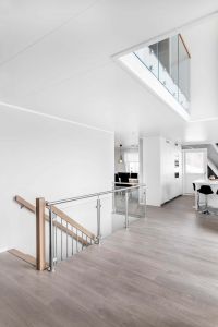 Midtvange eiktrapp med stålspiler og glassrekkverk Midtvange eiktrapp med stålspiler og glassrekkverk