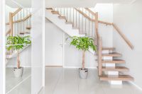 Midtvange eiktrapp med stålspiler og glassrekkverk Midtvange eiktrapp med stålspiler og glassrekkverk