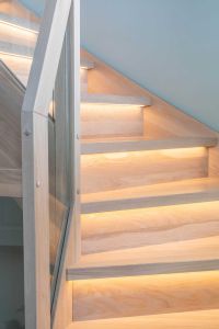Moderne eiktrapp med lys i trinn og glass innfrest Moderne eiktrapp med lys i trinn og glass innfrest