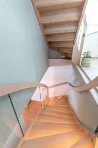 Moderne eiktrapp med lys i trinn og glass innfrest Moderne eiktrapp med lys i trinn og glass innfrest - glassrekkverk