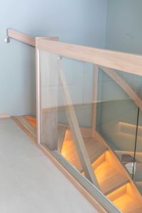 Moderne eiktrapp med lys i trinn og glass innfrest - glassrekkverk Moderne eiktrapp med lys i trinn og glass innfrest - glassrekkverk