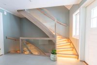 Moderne eiktrapp med lys i trinn og glass innfrest Moderne eiktrapp med lys i trinn og glass innfrest
