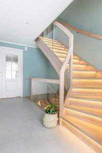 Moderne eiktrapp med lys i trinn og glass innfrest Moderne eiktrapp med lys i trinn og glass innfrest