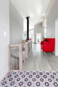 Moderne trapp med underliggende vange i lys eik med stålspiler og belysning i vegg Moderne trapp med underliggende vange i lys eik med stålspiler og belysning i vegg