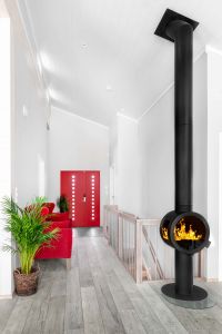 Moderne trapp med underliggende vange i lys eik med stålspiler og belysning i vegg - returgelender og rekkverk Moderne trapp med underliggende vange i lys eik med stålspiler og belysning i vegg - returgelender og rekkverk