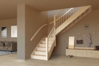 Sara med alle trappens deler i beiset langstav eik, børstet stålspiler i rekkverk Sara