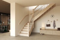 Sara med alle trappens deler i beiset langstav eik, sorte stålspiler Sara